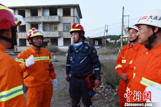 通過此次演練，進(jìn)一步檢驗(yàn)了部隊(duì)實(shí)戰(zhàn)能力，增強(qiáng)了官兵自信心。　吳壽臣 攝